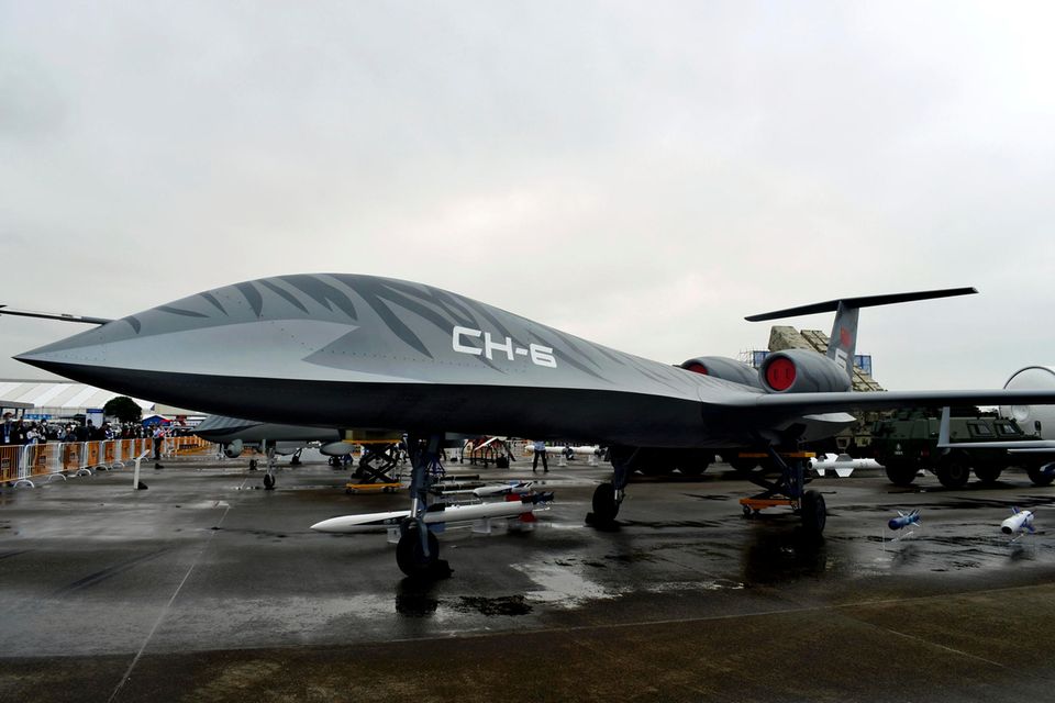 Ein umbemanntes Flugzeug von CASC steht während einer Ausstellung auf einem Flugplatz