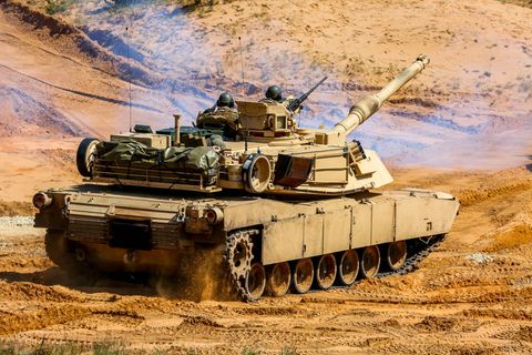Ein Abrams-Panzer fährt während eines Manövers durchs Gelände