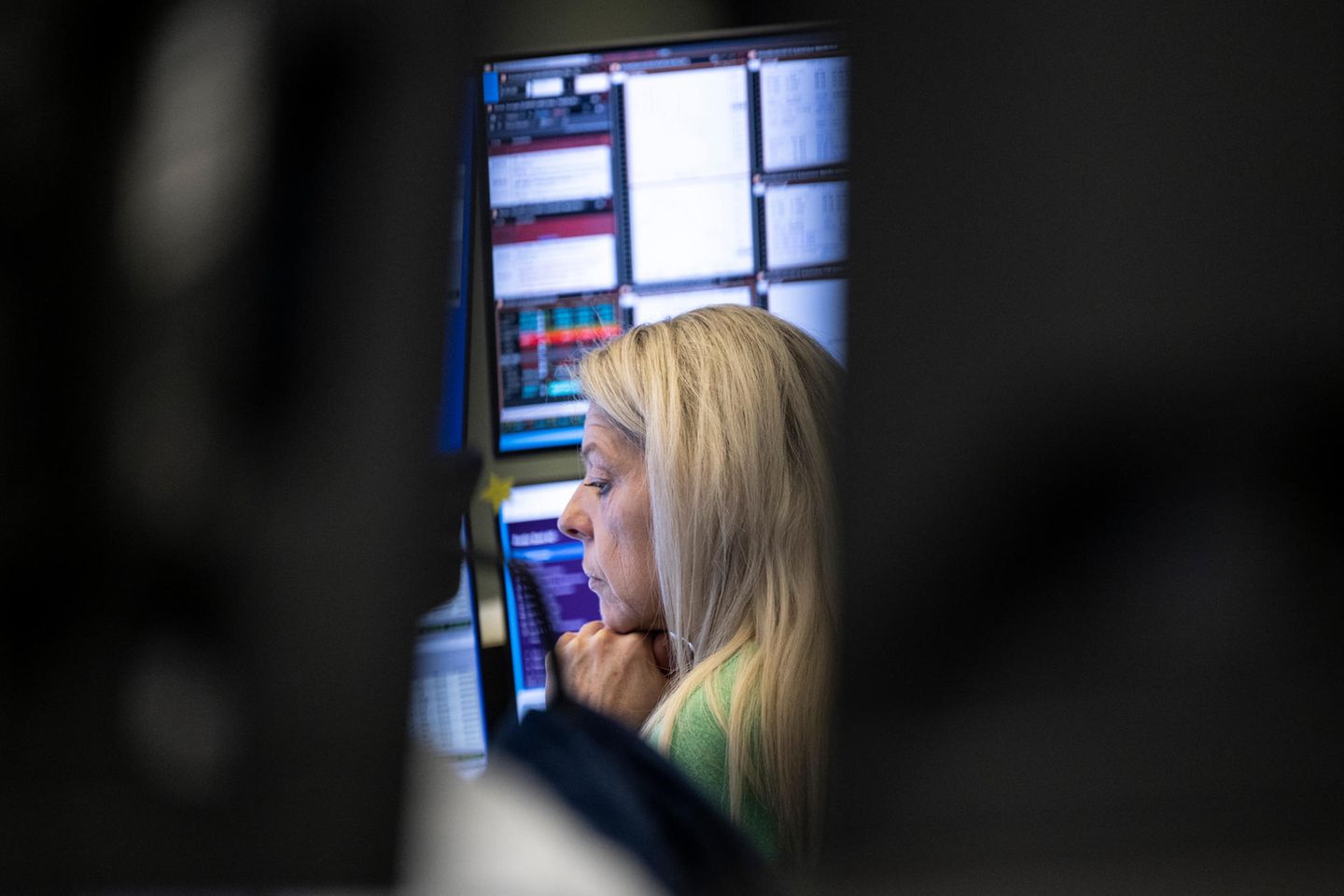 Eine Händlerin an der Frankfurter Börse sitzt vor ihren Bildschirmen