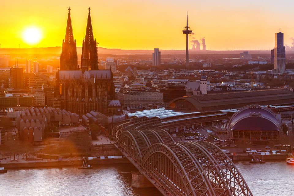 Blick auf Köln mit dem Dom bei Sonnenuntergang