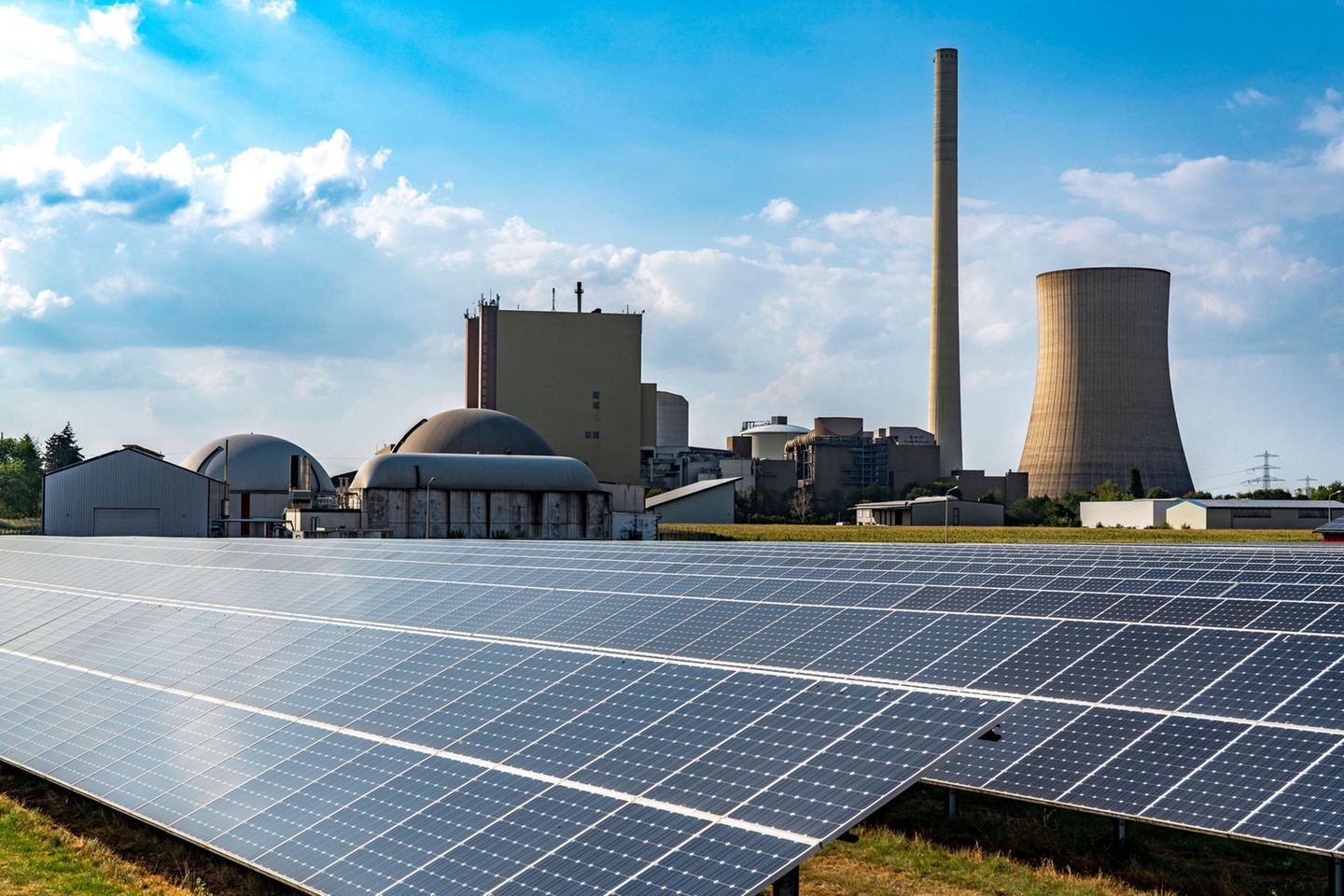 Das Kohlekraftwerk Heyden mit einer Photovoltaikanlage im Vordergrund
