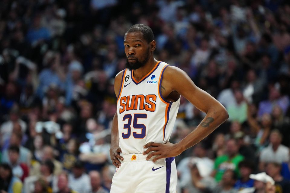 Sportart: Basketball – Gehalt: 44,1 Mio. Dollar – Nebenverdienste: 45 Mio. Dollar  Der 34-jährige Kevin Durant wechselte im Februar von den Brooklyn Nets zu den Phoenix Suns. Allein von seinem Ausnahmekönnen auf dem Parkett dürfte der 2,08-Meter-Hüne „gut“ leben können. Forbes zufolge ist das aber nur die Spitze des Geldbergs. Mit seiner Investmentfirma 35V soll er in den vergangenen zehn Monaten Anteile an zahlreichen Sportmarken erworben haben, zum Beispiel an der League One Volleyball, dem Sportsoftware-Start-up ScorePlay oder an der Ernährungsmarke Happy Viking. Hinzukommt eine lukrative Partnerschaft mit Nike auf Lebenszeit und sein eigenes Sportmedium „Boardroom“.
