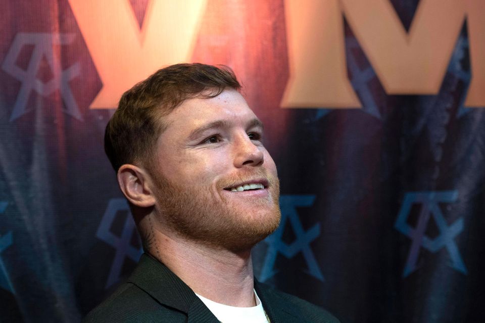Sportart: Boxen – Gehalt: 100 Mio. Dollar – Nebenverdienste: 10 Mio. Dollar  Platz fünf hat sich ein Mann mit etwas rabiaterem Beruf gesichert. Der 32-jährige Mexikaner Canelo Álvarez hat sich in den vergangenen zwölf Monaten mit Blockbuster-Kämpfen (unter anderem gegen Dmitry Bivol und Gennadiy Golovkin) eine blutige, aber goldene Nase verdient. Er ist mit Abstand der bestbezahlte aktive Boxer der Welt – auch dank eines Mega-Deals mit dem Sportstreamingdienst "Dazn". Sportgetränke, Fitness-App, Tankstellenkette, Kleidungsmarke: Álvarez ist auch als Unternehmer aktiv. Für einen Sportler seines Formats, so „Forbes“, sei die Liste an Werbepartnern erstaunlich kurz. Das dürfte allerdings nicht mehr lange so bleiben. Im September begab er sich in die Hände der Agentur Excel Sports Management.
