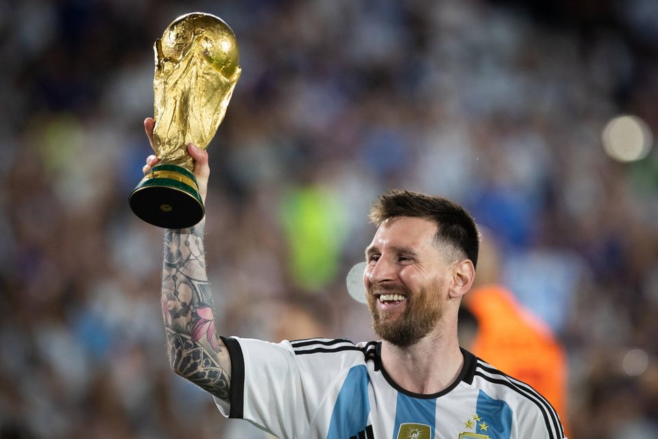 Sportart: Fußball – Gehalt: 65 Mio. Dollar – Nebenverdienste: 65 Mio. Dollar  Beim argentinischen Fußballwunder Lionel Messi gehen den Meisten die sportlichen Superlative aus – trotzdem reicht es „nur“ für Platz 2 der bestverdienenden Sportler der Welt. Messi unterhält Werbepartnerschaften mit Riesen wie Adidas, Budweiser und Pepsi. Ob sich fußballerisch nach dem lang herbeigesehnten Weltmeistertitel für den 35-Jährigen noch groß etwas tut, ist zumindest zweifelhaft. Seine Zeit bei PSG ist wohl vorbei: Der französische Hauptstadtklub hat Messi kürzlich suspendiert. Eine Rückkehr ist fraglich. Sein Zwangsurlaub ist die Konsequenz eines angeblichen Kurztrips mit der Familie als Tourismus-Botschafter nach Saudi-Arabien. Gehalt gibt’s für die Zeit auch nicht – wie sich das auf sein Forbes-Ranking auswirkt, ist fraglich. Das bedeutet aber nicht, dass „La Pulga“ im kommenden Jahr nicht mehr auf der Liste landet. Der siebenmalige Weltfußballer soll ein immenses Angebot von al-Hilal in Saudi-Arabien vorliegen haben. Dort könnte er auf seinen langjährigen Rivalen treffen…