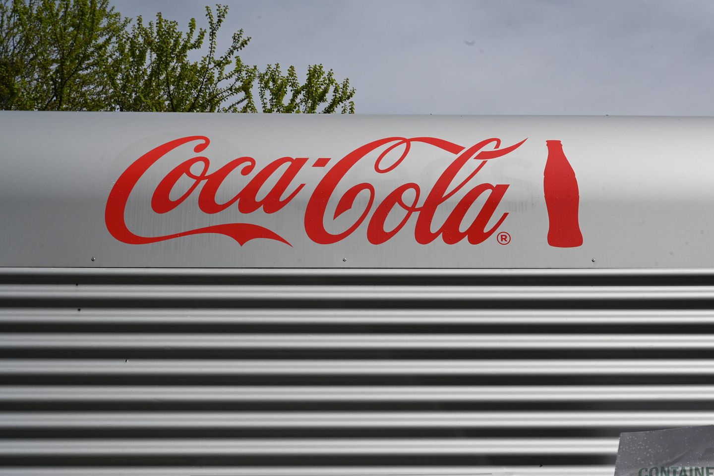 Coca-Cola Schriftzug an einem Verkaufsstand