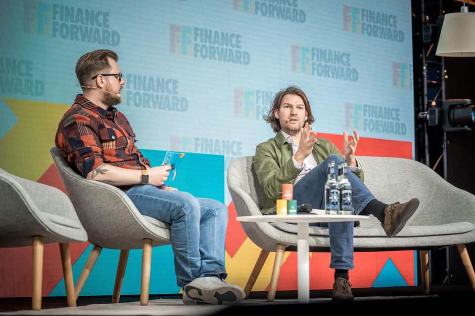 N26-CEO Valentin Stalf (rechts) auf der Bühne mit Finance-Forward-Redakteur John Hunter