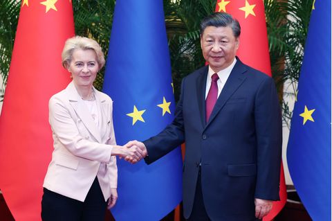 EU-Kommissionspräsidentin Ursula von der Leyen und der chinesische Staatschef Xi Jinping begrüßen sich per Handschlag
