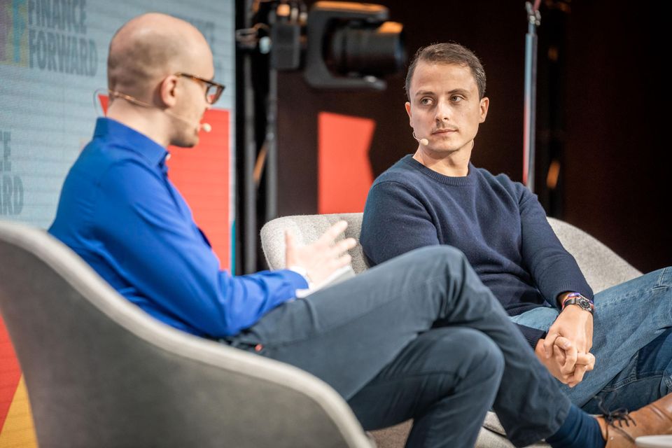 Trade-Republic-CEO Christian Hecker auf der Finance-Forward-Bühne (rechts), daneben Moderator Caspar Schlenk