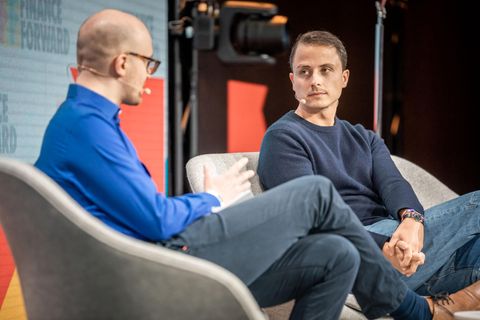 Trade-Republic-CEO Christian Hecker auf der Finance-Forward-Bühne (rechts), daneben Moderator Caspar Schlenk