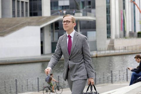 Der CDU-Bundestagsabgeordnete und Augustus-Intelligence-Manager Philipp Amthor setzte sich bei der Bundesregierung für das New Yorker Start-up ein. Später bezeichnete er sein Engagement als Fehler