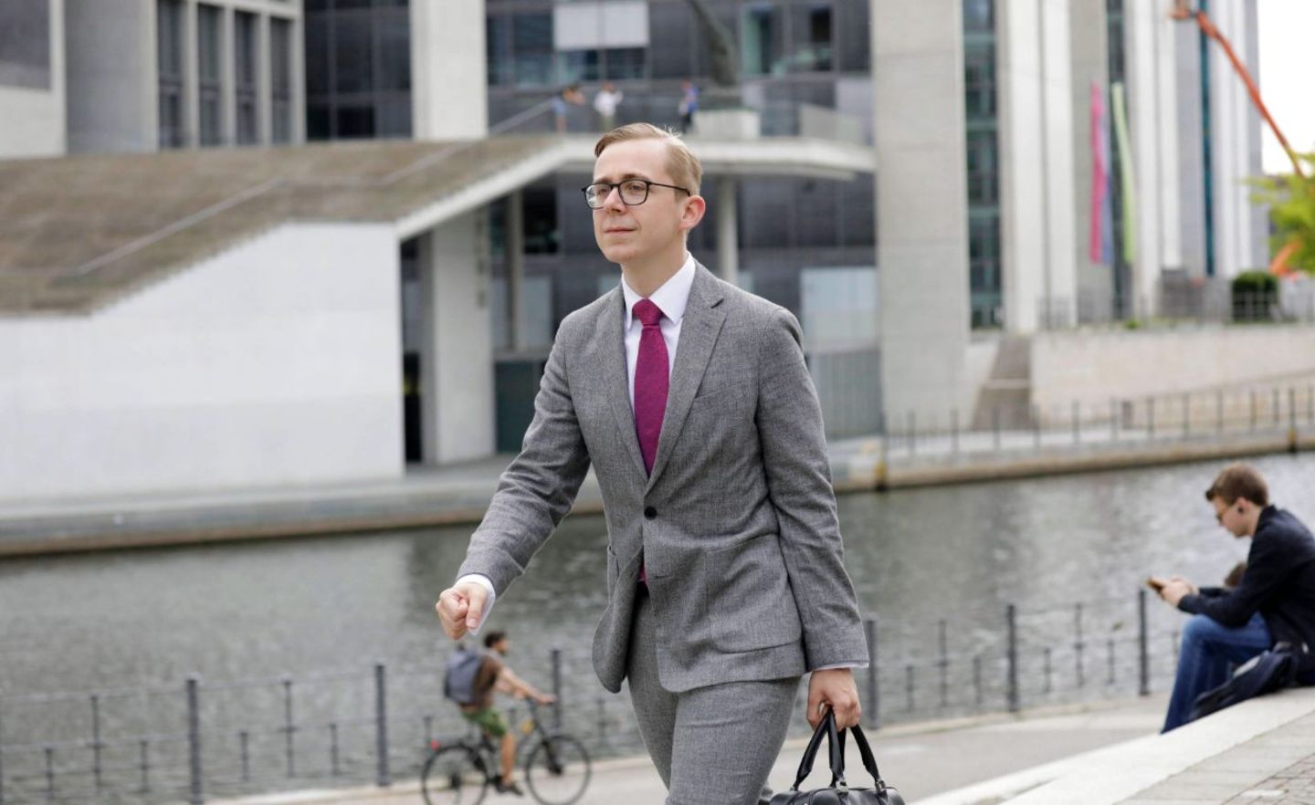 Der CDU-Bundestagsabgeordnete und Augustus-Intelligence-Manager Philipp Amthor setzte sich bei der Bundesregierung für das New Yorker Start-up ein. Später bezeichnete er sein Engagement als Fehler