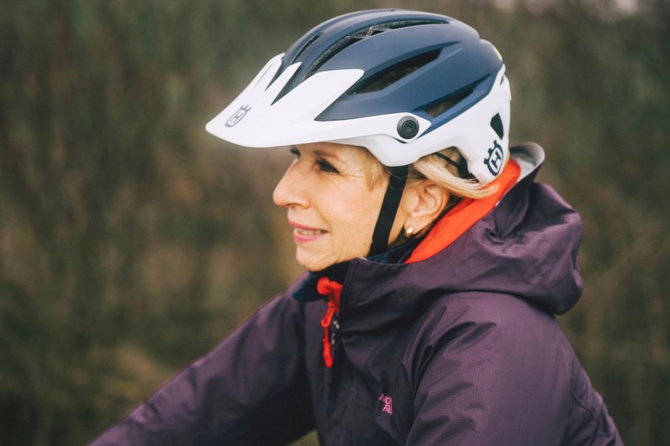 Susanne Puello fährt Fahrrad und trägt dabei einen Helm