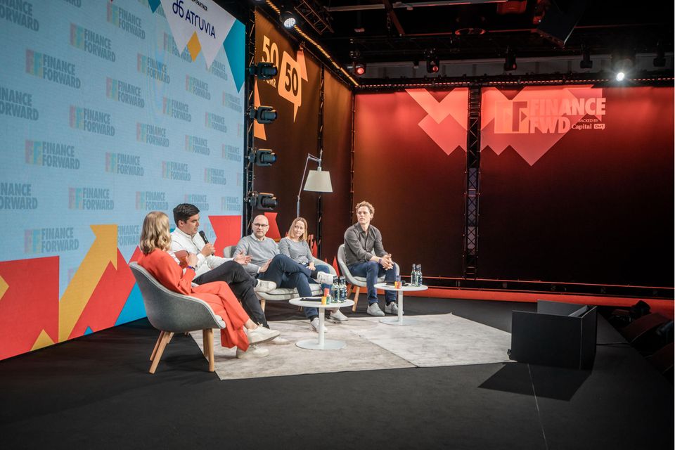 Szeneköpfe wie Erik Podzuweit, Katharina Lüth, Raffael Johnen und Ramin Niroumand (von rechts) diskutierten mit Moderatorin Frauke Holzmeier (links) die Finanzierungslage der Branche