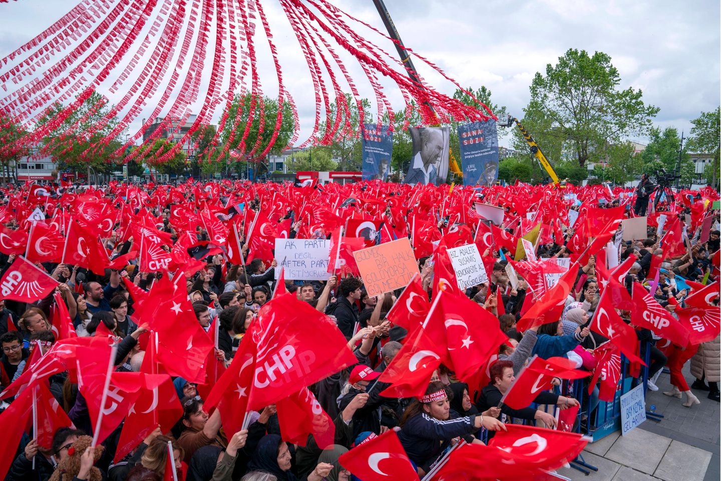 Die Opposition zieht im Wahlkampf nicht die Massen wie Präsident Recep Tayyip Erdogan, aber auch diese Veranstaltung in Sakarya ist wenige Tage vor dem Urnengang gut besucht.