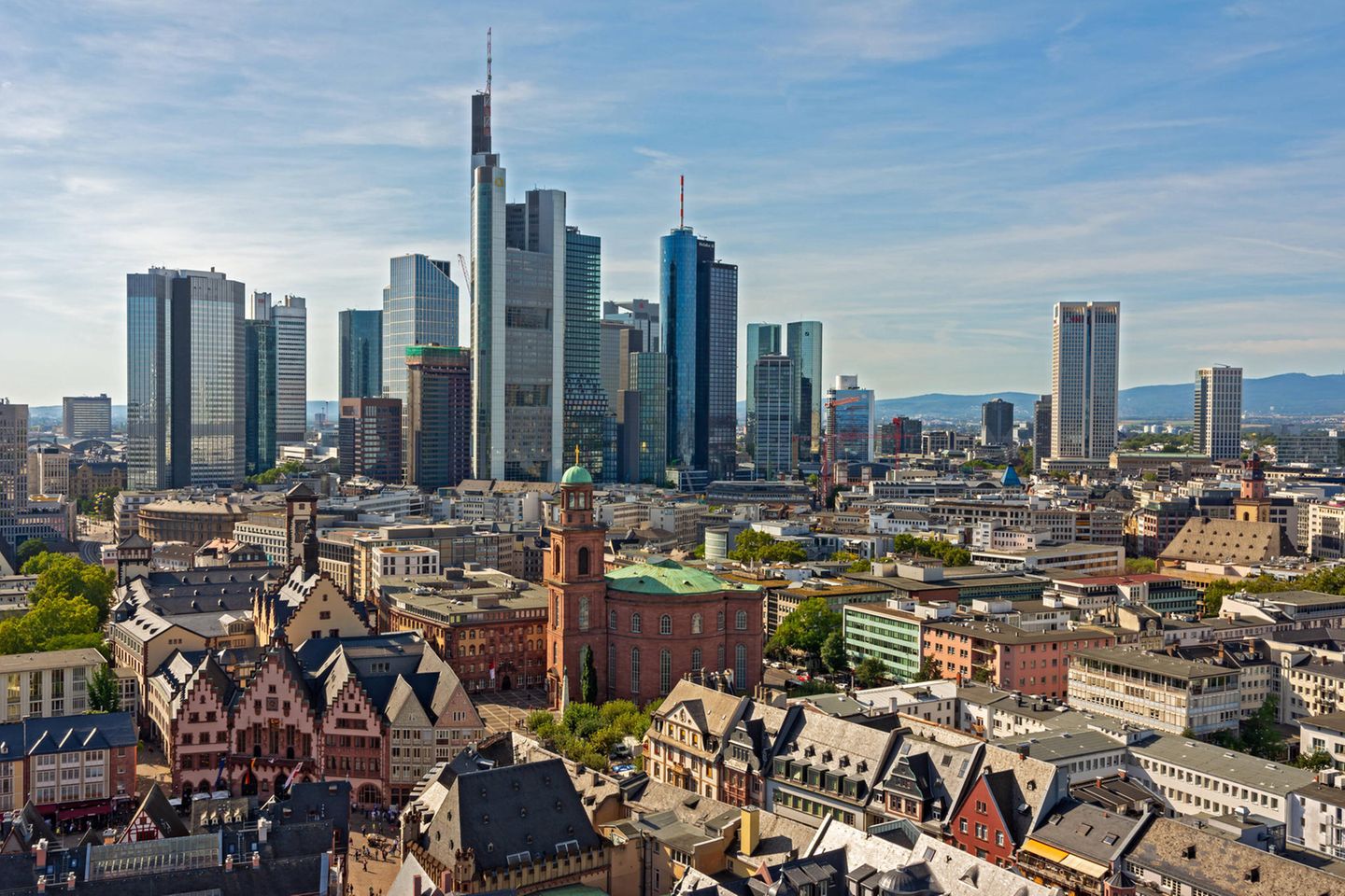 Blick auf die Frankfurter Skyline mit der Paulskirche im Vordergrund