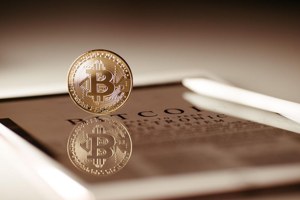 Digitalwährungen wie der Bitcoin sind keine physischen Währungen wie der Euro oder Dollar, sondern besitzen bislang fast nur in der digitalen Welt eine Bedeutung
