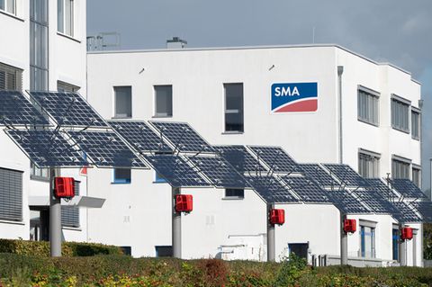 Photovoltaikanlagen stehen vor dem Hauptsitz des Unternehmens SMA Solar Technology