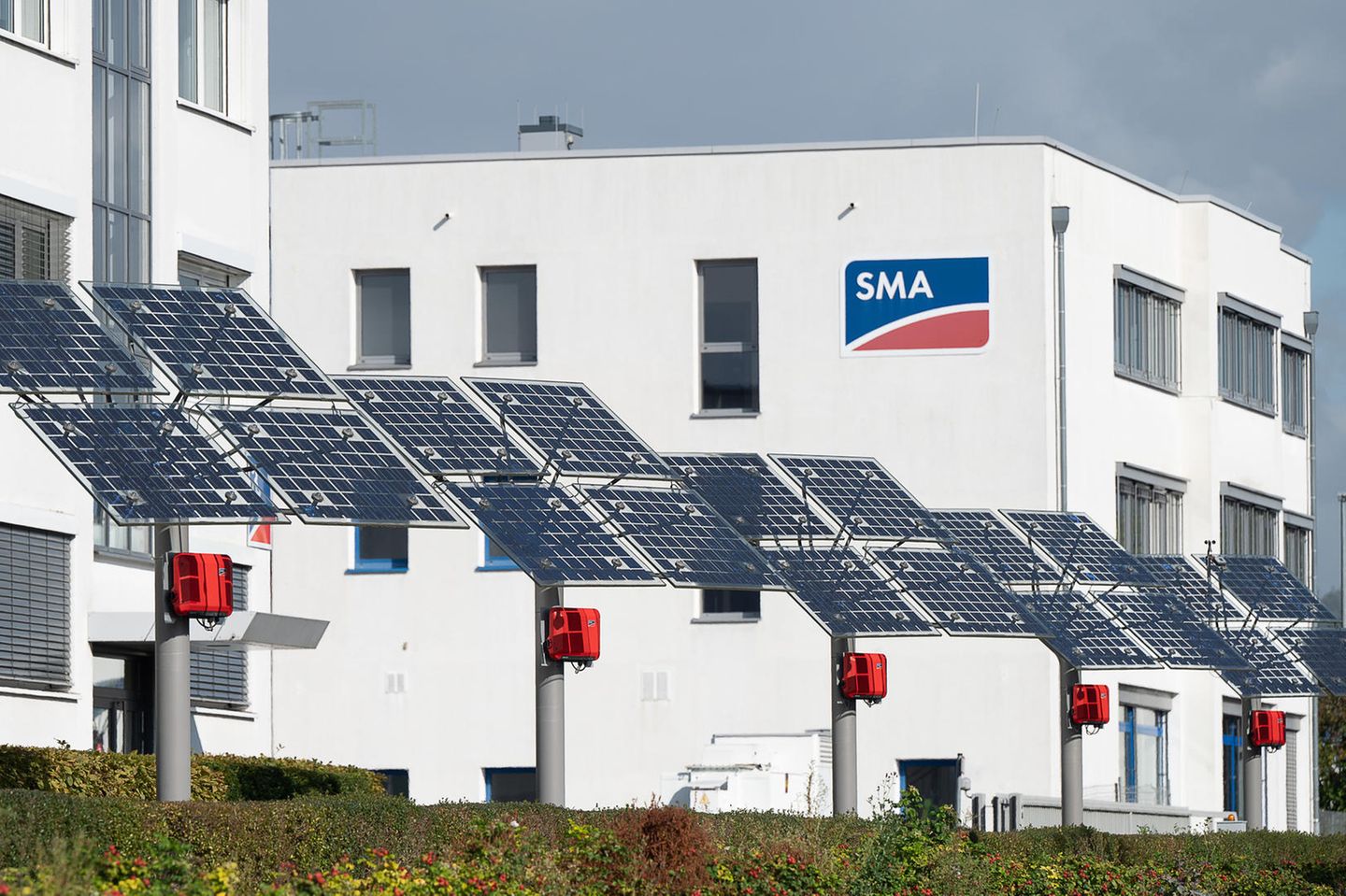 Photovoltaikanlagen stehen vor dem Hauptsitz des Unternehmens SMA Solar Technology