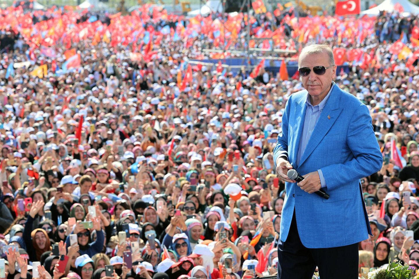 Präsident Erdogan bei einem Wahlkampfauftritt vor tausenden Anhängern