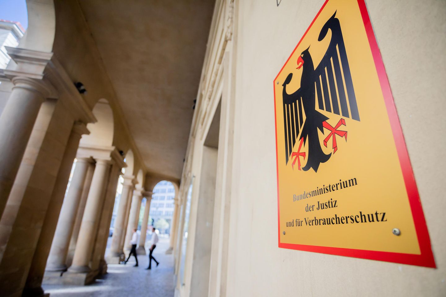Auf einem Schild steht: Bundesministerium der Justiz und für Verbraucherschutz