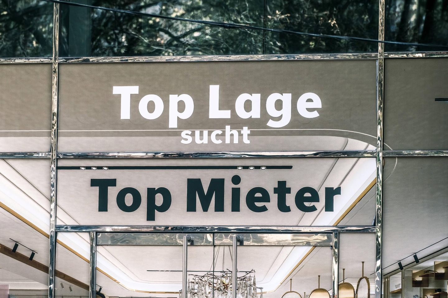 Leere Verkaufsfläche auf der Königsallee in Düsseldorf: Vor allem in Großstädten stieg zuletzt das Angebot für Gewerbeimmobilien