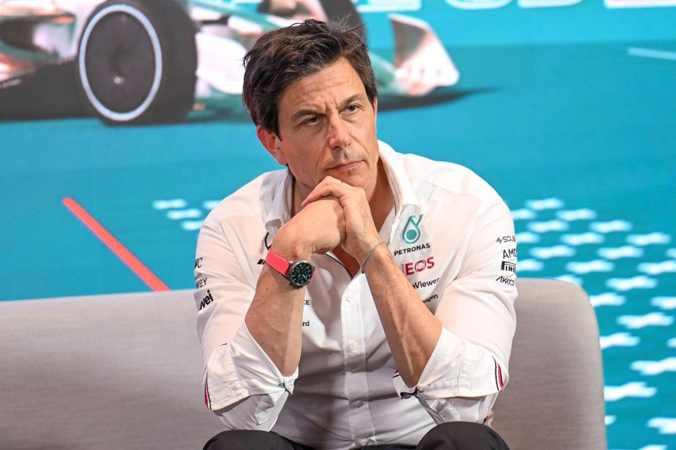 Mercedes-Motorsportchef Toto Wolff ist laut „Forbes“ neuer Dollar-Milliardär. Der Österreicher debütierte mit umgerechnet 1,0 Mrd. Dollar auf Platz 2540 des Rankings 2023. In seiner Heimat landete der zur Veröffentlichung der Rangliste 51-Jährige damit auf dem elften und letzten Platz. Er ist der CEO des Formel-1-Teams Mercedes-AMG Petronas. Der Rennfahrer und Investor hält laut „Forbes“ 33 Prozent an dem Rennstall.