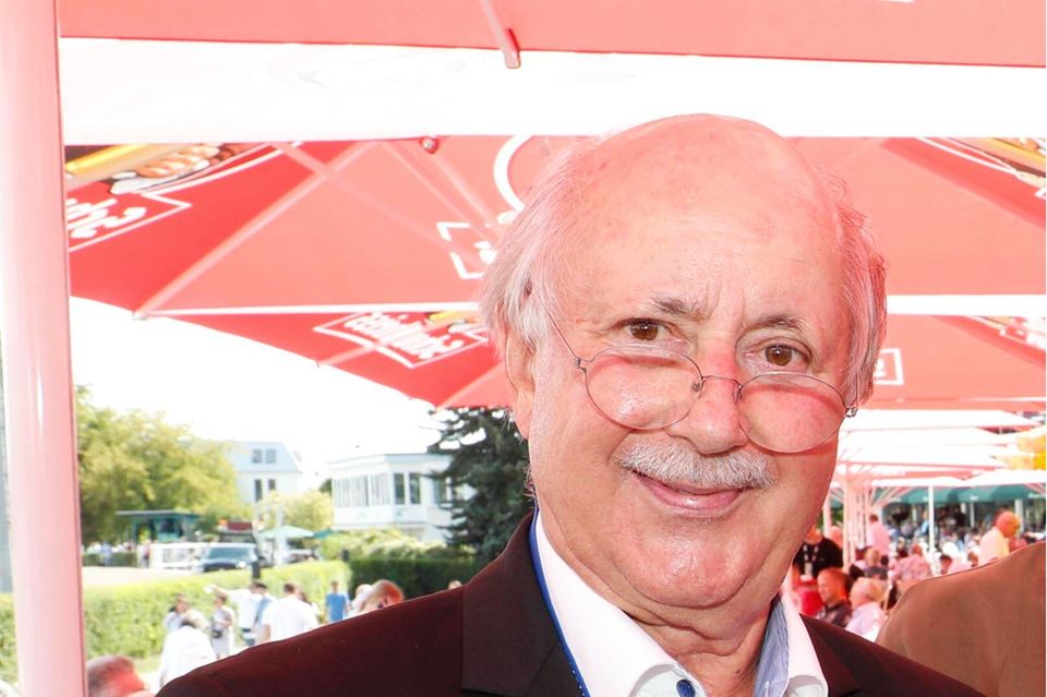 10 Ulrich Mommert & Familie Bei vielen der reichsten Österreicher ist Kontinuität angesagt. So auch bei Ulrich Mommert. Sein Familienvermögen in Höhe von 1,2 Mrd. Dollar bleibt laut „Forbes“ seit Jahren unverändert. Mommert hatte 2018 sein Unternehmen ZKW, einen Hersteller von Lichtsystemen für die Fahrzeugindustrie, für 1,2 Mrd. Dollar an das koreanische Unternehmen LG verkauft. Privat bevorzugt der 82-Jährige häufig nur ein PS. Er ist Eigentümer der Trabrennbahn in Berlin-Mariendorf.