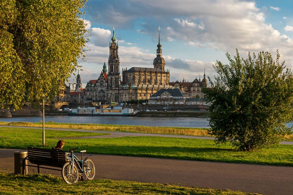 Blick auf Dresden mit der Elbe im Vordergrund