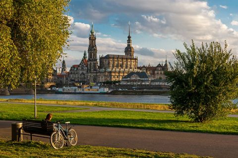 Blick auf Dresden mit der Elbe im Vordergrund