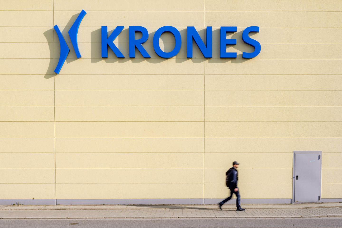 Logo der Krones AG an einer Werkshalle