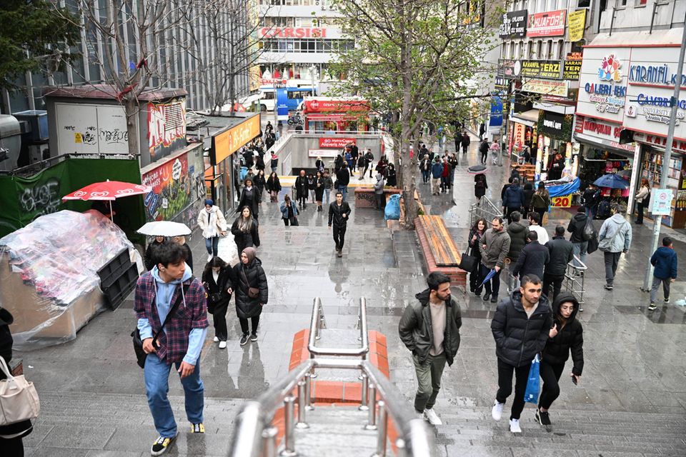 106 Türkei Die Stimmung in der Türkei ist schlecht. Das Land lag im „World Happiness Report“ nur auf Platz 106 (Mittelwert 4,614). Damit hatte es sich allerdings gegenüber dem Vorjahr mit Platz 112 etwas verbessert, rangierte aber deutlich hinter der Elfenbeinküste oder dem Iran. Der aktuelle Bericht bildet einen Mittelwert der jährlichen Gallup-Umfragen von 2020 bis 2022. Die Nachwirkungen der Erdbebenkatastrophe Anfang 2023 waren hier damit noch nicht berücksichtigt.