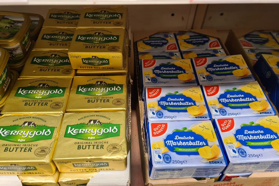 Im Dezember 2022 erreichten die Butterpreise ihren Höchstwert: Gegenüber 2020 kostete Butter 62 Prozent mehr. Seitdem ist der Preis immer weiter gefallen und bewegt sich nun sogar 14,6 Prozent unter Vorjahresniveau. Im Vergleich zum März ist der Preis um 3,6 Prozent gefallen. Andere Molkereiprodukte sind aber deutlich teurer als 2022. Käse und Quark kosten beispielsweise fast 40 Prozent mehr. 