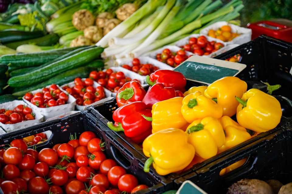 Tomaten, Gurken, Paprika Paprika, Tomaten und Gurken in der Gemüseabteilung