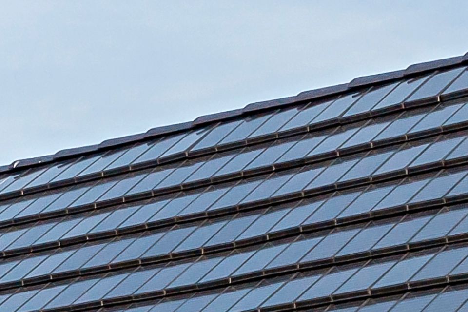 Solardachziegel auf einem Hausdach
