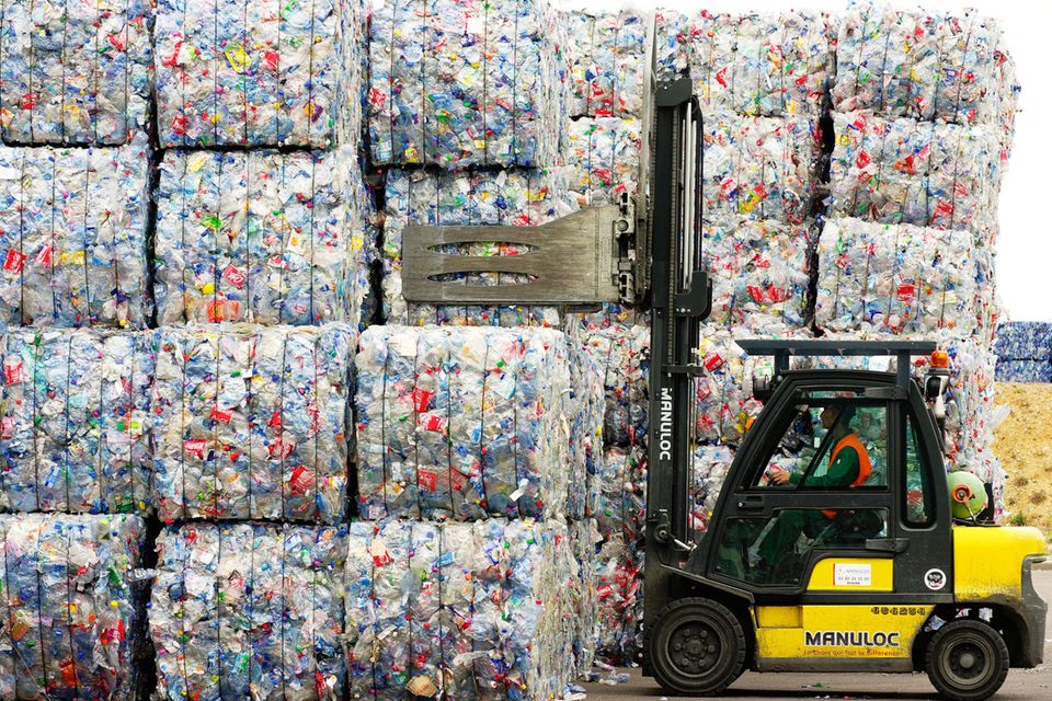 Frankreich, hier eine Recycling-Anlage in  Sainte-Marie-la-Blanche, hätte den größten Anreiz, nach den EU-Vorschlägen ein Pfandsystem für Mehrwegflaschen einzuführen. Im europäischen Ranking schneidet es beim Recycling von Verpackungsmüll mit am schlechtesten ab. In gelben Tonnen landen davon nur 60 Prozent. Nun wird ein Pfandsystem mit Rückgabeautomaten für Getränkeverpackungen als Abhilfe diskutiert. Die Regierung hat Konsultationen mit Industrie und Handel begonnen. Die von Brüssel geplante Einbeziehung von Weinflaschen dürfte da für größere Kopfzerbrechen sorgen: Bis 2030 sollen fünf Prozent, bis 2040 15 Prozent in Mehrwegverpackungen abgesetzt werden. Früher gab es die sogenannten Sternchenflaschen, Mehrwegweinflaschen mit 4–6 Sternen um den Hals. Die gibt es nur noch in Marokko.