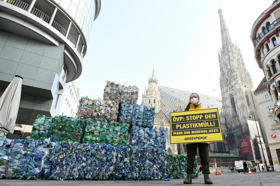 Schon vor der EU-Verordnung hat Österreich rechtsverbindliche Mehrwegquoten vorgeschrieben, auch wenn die Deutsche Umwelthilfe von „Miniquoten“ spricht: Bis 2030 sind 30 Prozent anvisiert. Mehrwegflaschen aus Glas und PET für Bier und Mineralwasser sind in der Gastronomie und auch im Einzelhandel gängig. Auch ein generelles Einwegpfand für Dosen und Einwegplastikflaschen wird durch das neue Abfallwirtschaftsgesetz ab 2025 eingeführt. Kunden können die Verpackungen wieder in ein Geschäft, einen Bahnhof oder ein Altstoffsammelzentrum bringen. In Österreich sind pro Jahr 1,6 Milliarden Plastikflaschen und 800 Millionen Dosen im Umlauf. Es wurde aber nur eine Sammelquote von bis zu 75 Prozent erreicht.