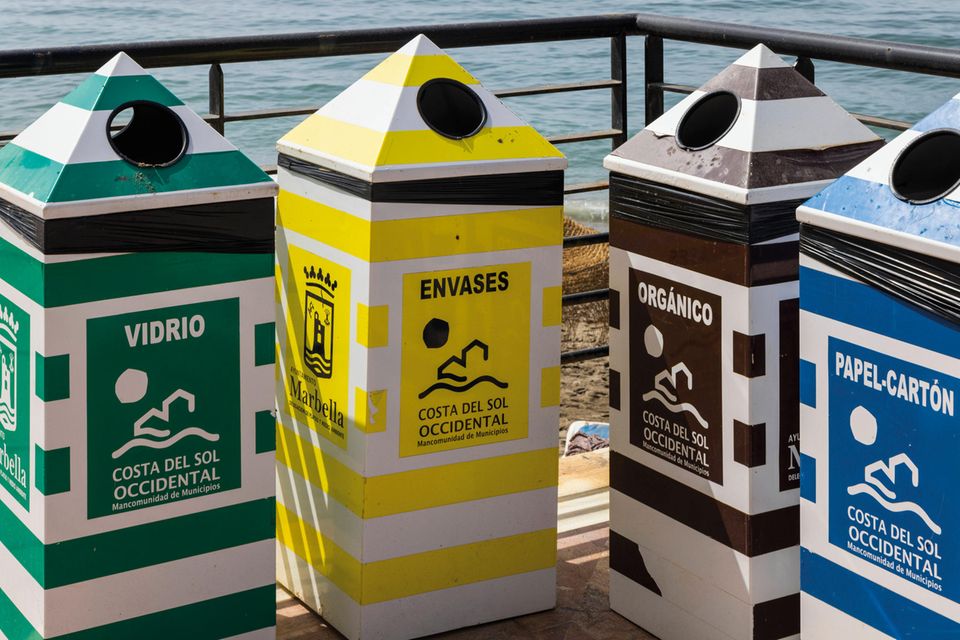 Während Frankreich sich schon verpflichtet hat, die im Umlauf befindlichen Einwegplastikflaschen bis 2030 um 50 Prozent zu reduzieren, schwenken auch Südländer in der EU allmählich auf neue Recycling-Routen ein. Laut Greenpeace ist Spanien – hier eine Sammelstelle an der Costa del Sol – fünftgrößter Hersteller von Einwegplastikflaschen in Europa, von 455 kg Verpackungsmüll pro Kopf werden aber nur 86 kg recycelt. Ein Flaschenpfandsystem soll laut einem Gesetz von 2022 eingeführt werden, wenn 2023 keine Sammelquote von 70 Prozent für Einwegplastikflaschen erreicht wird. Mehrwegsysteme kannte Spanien wie Frankreich nur von Weinflaschen. Nun sollen in Hotels und Gaststätten bis 2025 aber 80 Prozent des Biers und 30 Prozent des Wassers in Mehrwegflaschen verkauft werden.