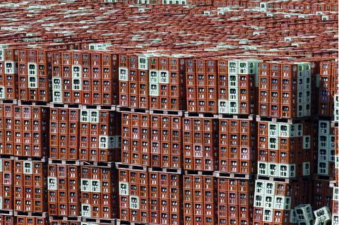 In einem Lager türmen sich Kästen mit Leergut von Mineralwasser