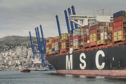 Containerschiff im Hafen von Piräus in der griechischen Hauptstadt Athen