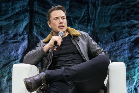 Tesla-Chef Elon Musk spricht in ein Mikrofon