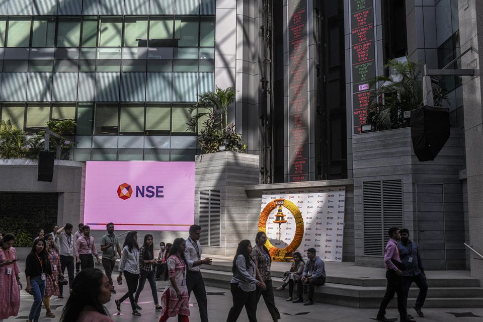 Mitarbeiterinnen und Mitarbeiter im Atrium der Börse in Mumbai
