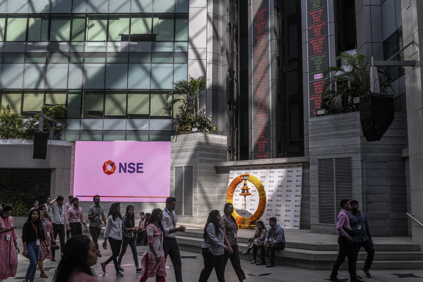 Mitarbeiterinnen und Mitarbeiter im Atrium der Börse in Mumbai