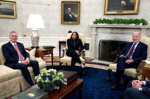 Kevin McCarthy (links), Kamala Harris und Joe Biden  sitzen im Oval Office des Weißen Hauses