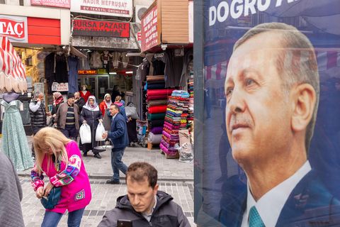 Auf einer belebten Markstraße in Istanbul gehen Menschen einkaufen
