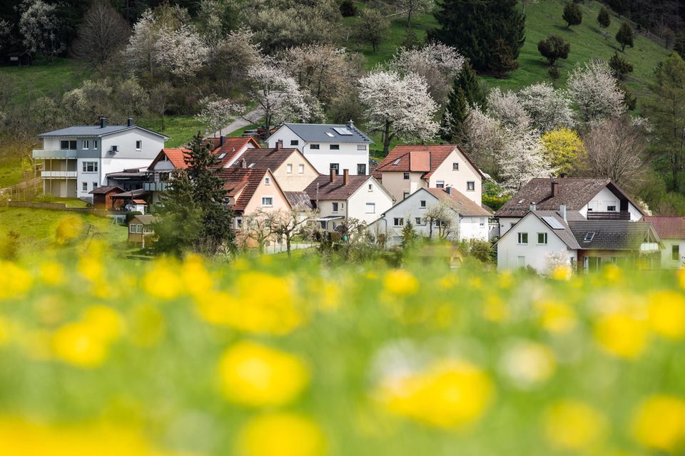 Wohnhäuser sind bei Sonnenschein in einem Wohngebiet nahe Rottweil zu sehen