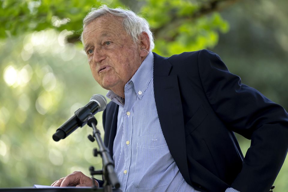 10 Hansjörg Wyss Viele Superreiche haben im „Forbes“-Ranking der Dollar-Milliardäre weltweit Vermögen eingebüßt. In den Top 10 der Schweiz waren die Gewinner aber leicht in der Überzahl. Ein Aufsteiger findet sich auch auf Platz zehn. Hansjörg Wyss verbesserte sich leicht von 5,0 auf 5,1 Mrd. US-Dollar und kletterte damit auf Platz zehn. Der zur Veröffentlichung der Bestenliste 88-Jährige machte sein Vermögen den Angaben zufolge vor allem durch den Verkauf seines Medizinausstatters Synthes 2012 an Johnson & Johnson für 20,2 Mrd. Dollar.