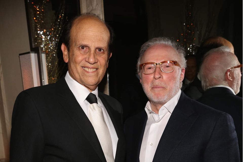 8 Israel Englander „Forbes“ zählte zum Stichtag 10. März 2023 weltweit 47 Hedgefonds-Manager mit mindestens 1 Mrd. Dollar Vermögen. Das Gesamtvermögen dieser Gruppe nahm im Gegensatz zu allen Superreichen zwar nicht ab. Allerdings gerieten auch viele Hedgefonds-Manager in den Abwärtsstrudel der Märkte – so auch Israel „Izzy“ Englander (r.). Bei dem zur Veröffentlichung der Liste 74-Jährige hielten sich die Verluste aber in Grenzen. „Forbes“ stufte den Gründer von Millennium Management von 11,5 auf 11,3 Mrd. Dollar herab. Das bedeutete Platz 153 im Gesamt-Ranking. Die Firma des US-Amerikaners verwaltet den Angaben zufolge Vermögenswerte in Höhe von 58 Mrd. Dollar.