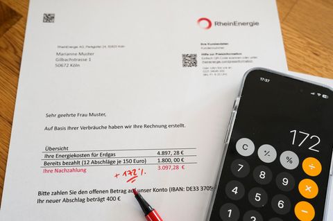 Eine Gasabrechnung wird geprüft