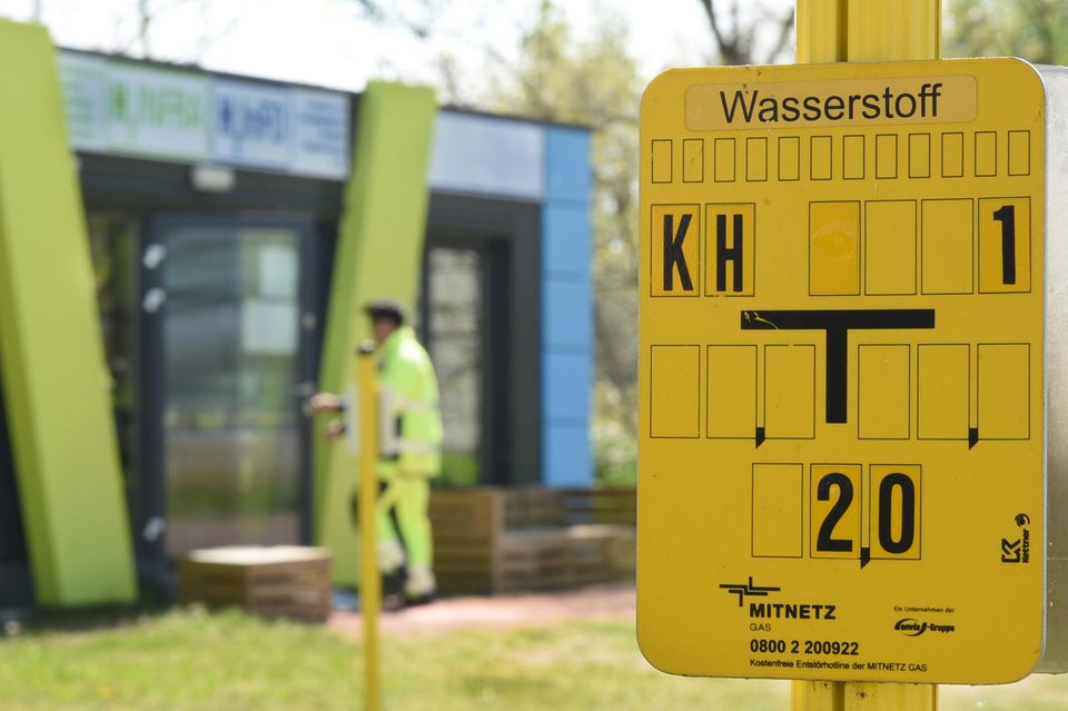 Im Chemiepark Bitterfeld-Wolfen steht vor dem Innovationspavillon ein Schild, auf dem der Hinweis "Wasserstoff" aufgeklebt ist