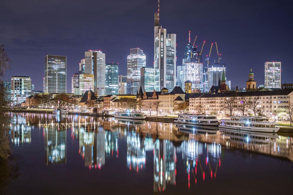 Morgendlicher Blick vom Main auf die Bankentürme Frankfurts